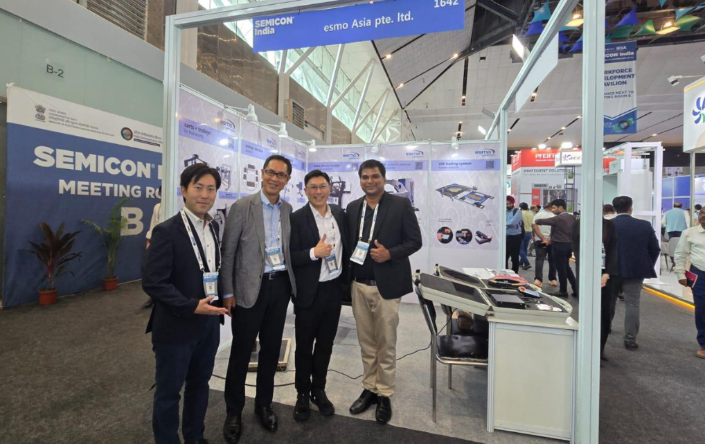 Das esmo semicon Team am Stand Nr. 1642 auf der SEMICON India 2025 in Neu-Delhi, gemeinsam mit Messebesuchern.