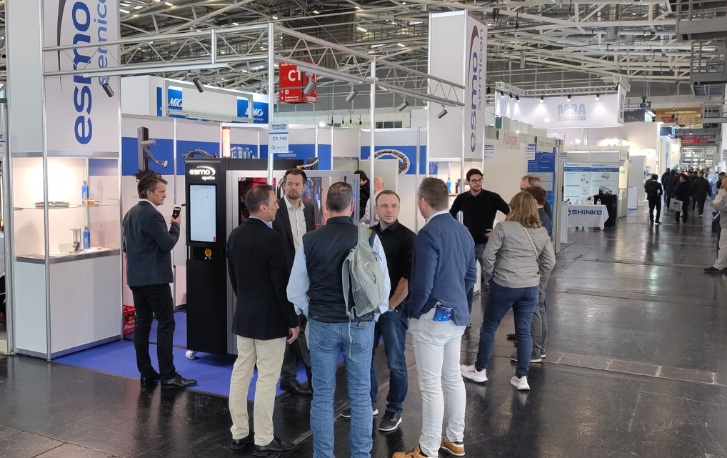 Besucher im Gespräch mit esmo semicon Experten auf der SEMICON Europa 2025 in München