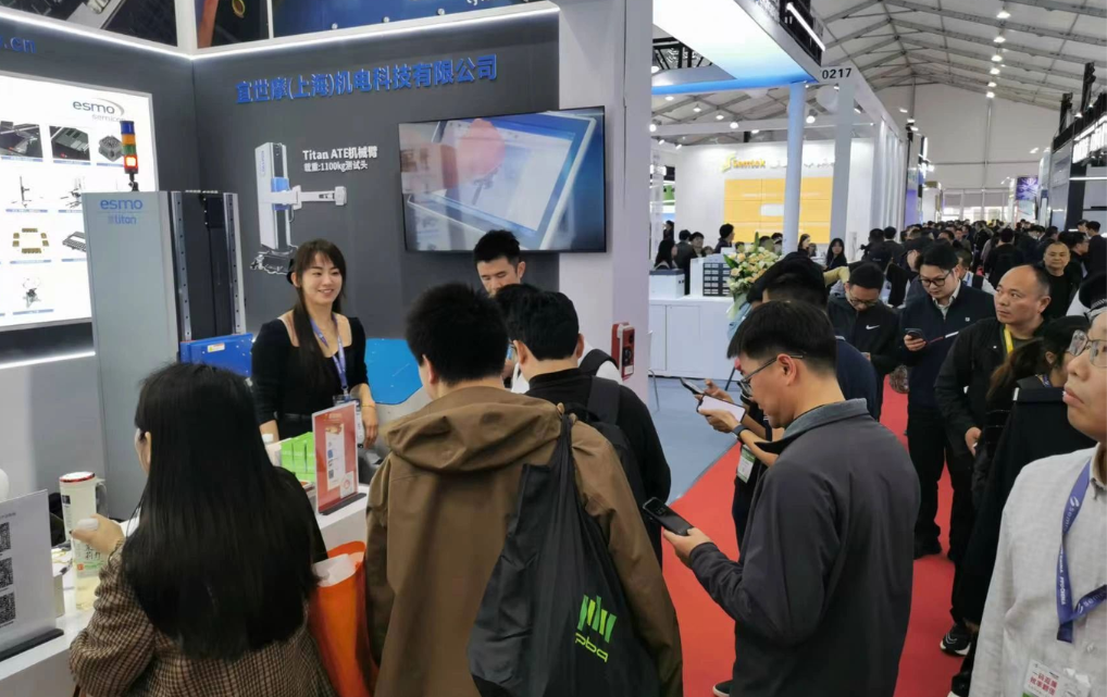 esmo-Messestand auf der SEMICON China 2026 in Shanghai: Standansicht mit esmo group-Branding, gut besuchte Messehalle und Fachgespräch am Stand T0310