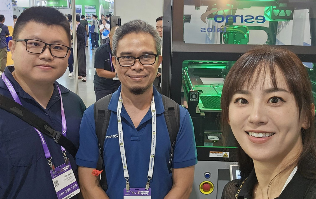 Nahaufnahme des esmo semicon Standes auf der SEMICON Taiwan 2025 mit dem talos Engineering-Handler und interessierten Besuchern.