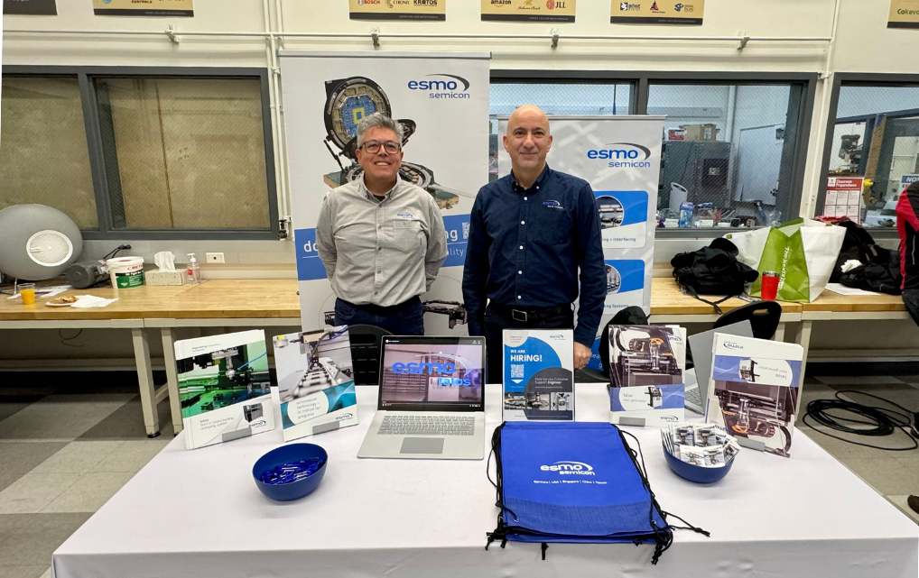 Zwei Teammitglieder von esmo semicon am Stand der Mechatronics Career Fair mit Informationsmaterial und Produkten.