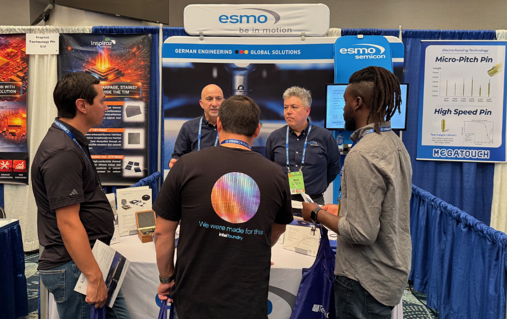 Besucher im Gespräch mit dem esmo semicon Team am Messestand auf der TestConX 2026 in Mesa, Arizona