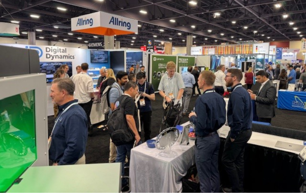 Der gut besuchte esmo Messestand auf der SEMICON West 2025 mit zahlreichen interessierten Fachbesuchern.