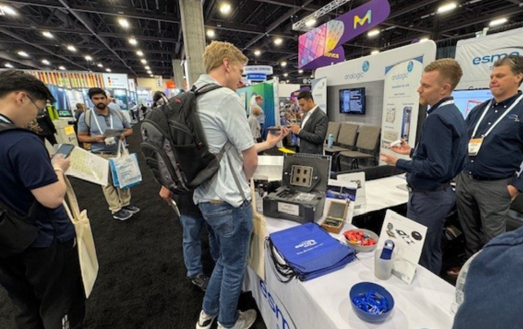 Fachgespräche zwischen Besuchern und dem esmo Team am Stand auf der SEMICON West 2025.