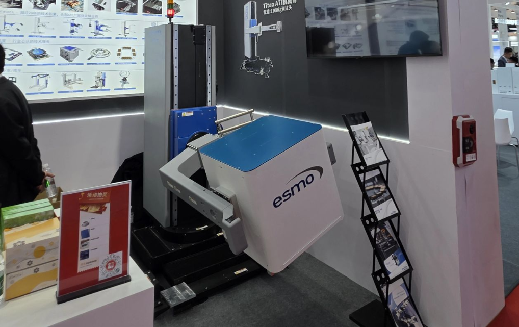 	Titan1100 Autosetup Manipulator von esmo semicon auf der SEMICON China 2026 – präzises ATE-Andocksystem für Testsysteme mit über 1100 kg Traglast, ausgestellt am Stand T0310 in Shanghai