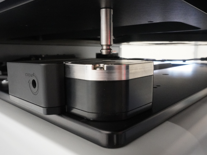 Docking-Modul im angedockten Zustand unter der Platte (Nahaufnahme)