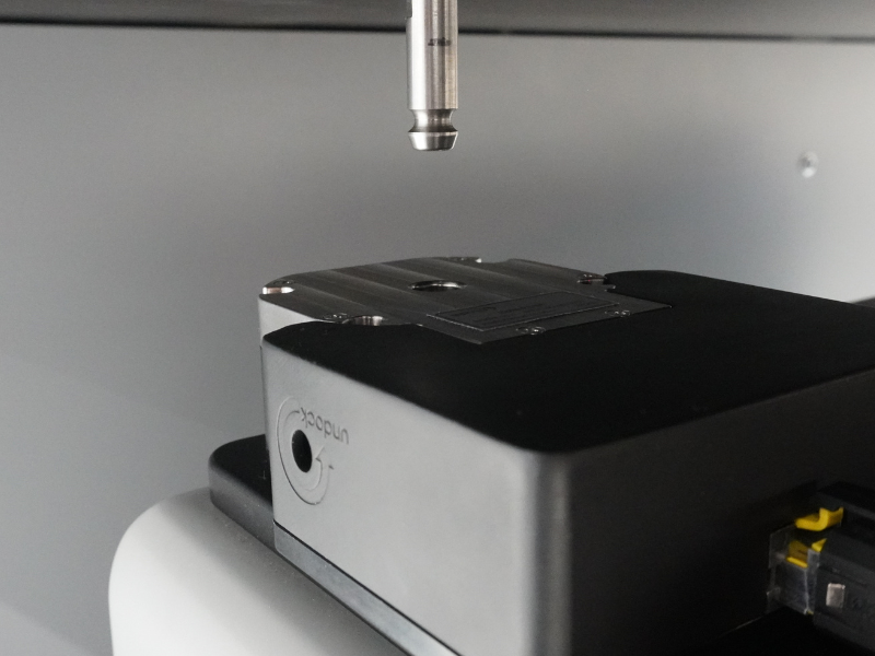 Docking-Modul mit Führungsstift/Andockzapfen oberhalb der Kontaktfläche (Nahaufnahme)