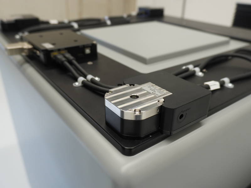 Docking-Modul auf der Grundplatte mit Kabeln und Abdeckung (Detailansicht)