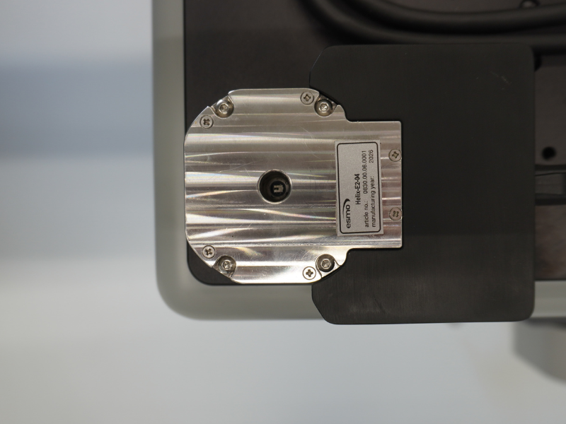 Metallische Moduloberseite mit zentraler Öffnung und Typenschild (Nahaufnahme)