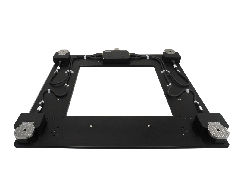 	Vier Docking-Module auf einer Grundplatte mit Kabelrouting (Draufsicht)
