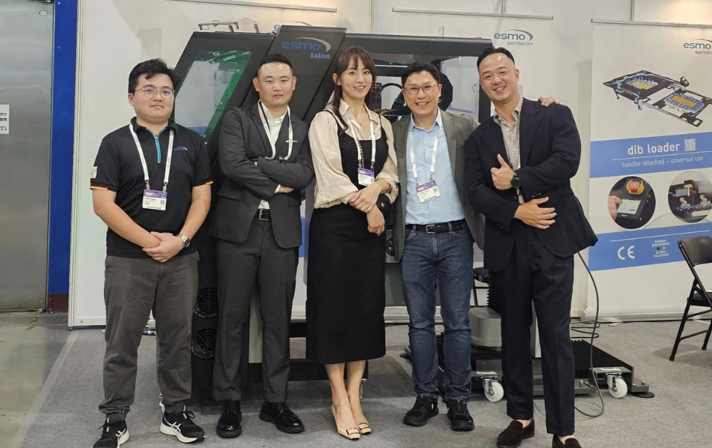 esmo semicon Team am Stand K2050 auf der SEMICON Taiwan 2025 mit dem talos Engineering-Handler im Hintergrund.