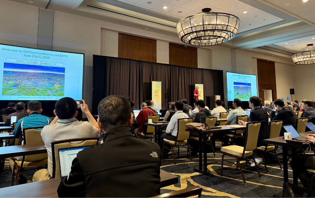 Teilnehmer beim Eröffnungsvortrag der SWTest Conference 2025 in Carlsbad, Kalifornien – technische Fachvorträge und intensiver Wissensaustausch in vollem Gange.